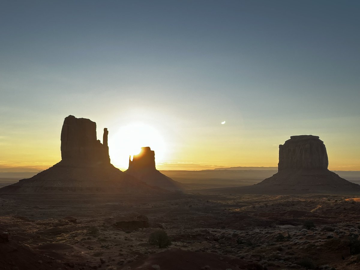Watching the sunrise over Monument Valley…breathtaking! #USARoadTrip22 <a href="/RoadTripCompany/">The American Road Trip Company</a>