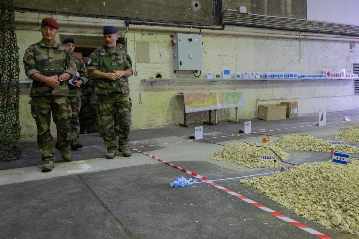1reDivision's tweet photo. Ce matin le GCA TOUJOUSE a réalisé sa première visite au sein des #FT à la #1reDivision.
Les honneurs lui ont été rendus par une section de l'#EM1DIV.
Ensuite, le GDI @Rondeau_PYves lui a fait découvrir la division dont la plateforme d'entraînement et de simulation de PC. https://t.co/LikDNfiFzB