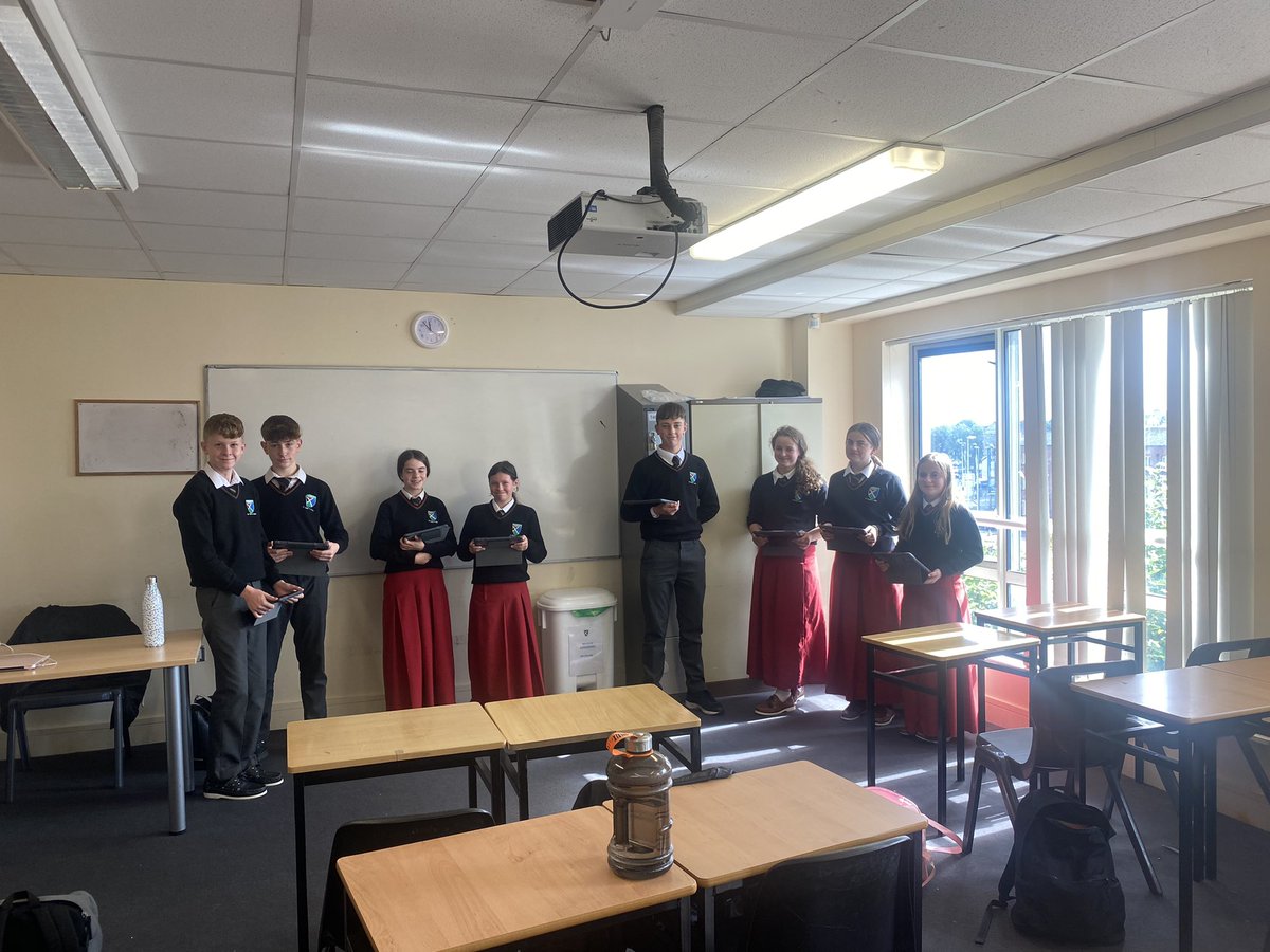 BrienShauna's tweet photo. Díospóireacht ollmhór ar siúl I mo rang bl 2 gnó bunaithe ar leasa sóisialta an rialtas. Maith sibh 🙌🏻 @GCLuimnigh @ROINN_GNO https://t.co/eVeONebzhw