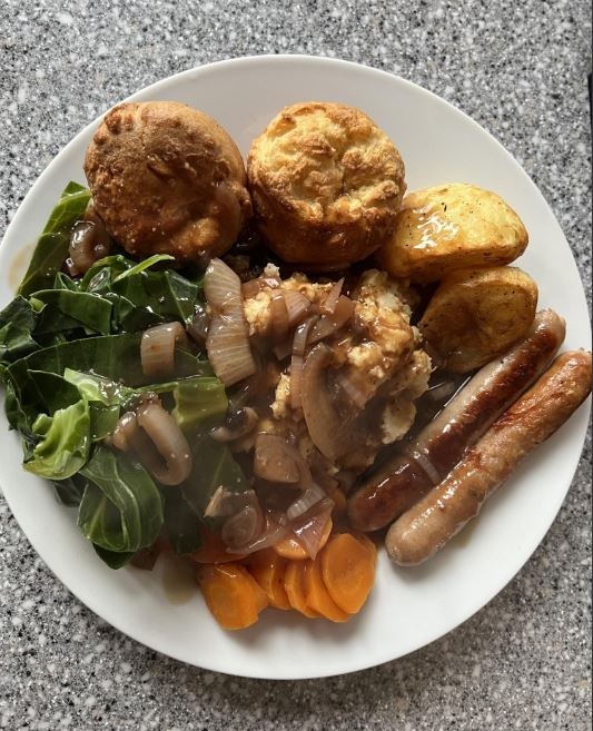 FarmFreshRev's tweet image. 🌟Thanks🌟 to the parent at our new school, Coop Academy Clarice Cliff who sent in this photo after Friday's delivery.  She said, 'I'd had a super hard day on Friday, but getting the FFR food🥕 changed my mood - it literally made my day!'  Looks delish!!😋 #staffordshirecharity