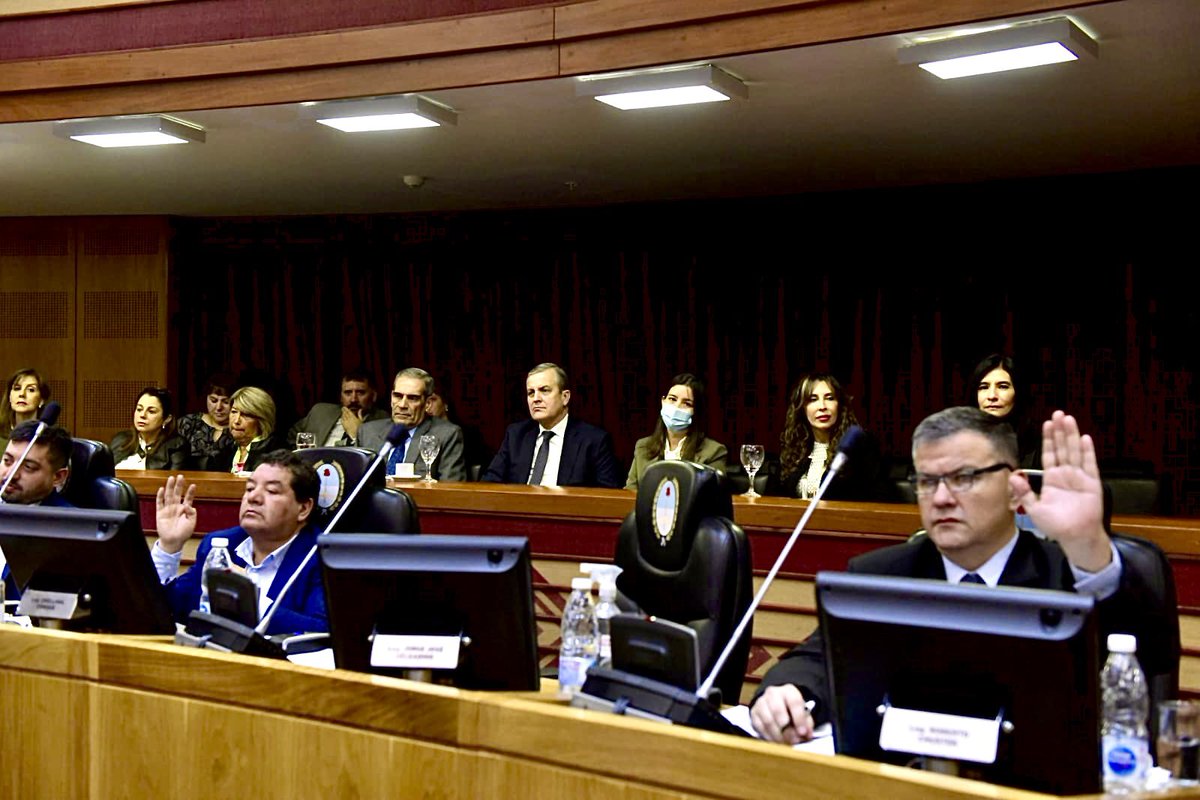 En sesión, aprobando la creación del código procesal de Familia.