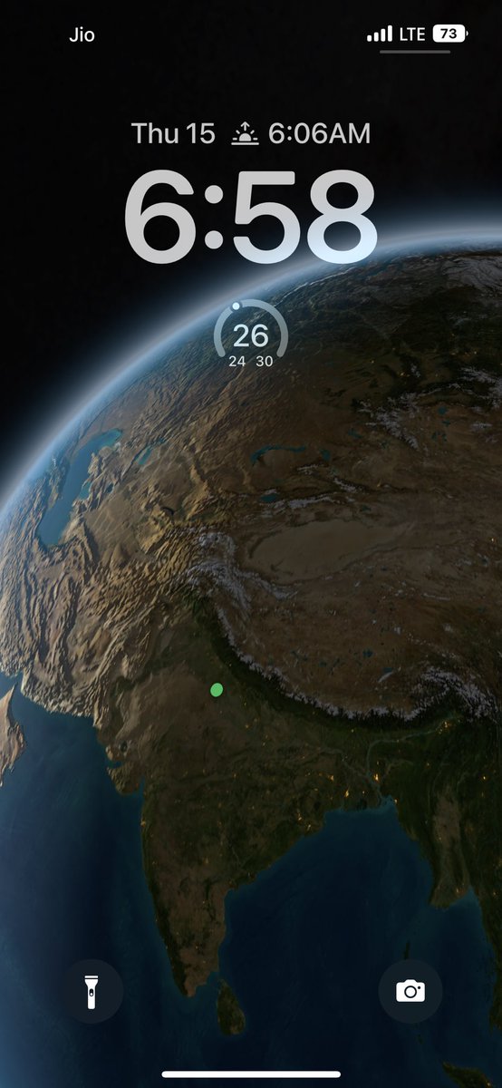 vanshika1606's tweet image. Nothing too much going on but the astronomical wallpaper will speak for itself!
#iOS16 #ios16lockscreen #ios16wallpaper