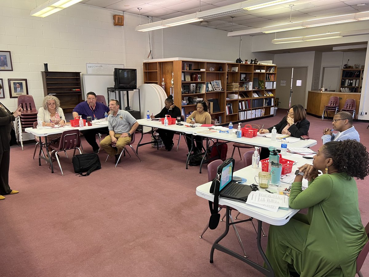 AlligoodJuli's tweet photo. Crawford Leader Academy… what a great place to grow! https://t.co/KYODofSZYa