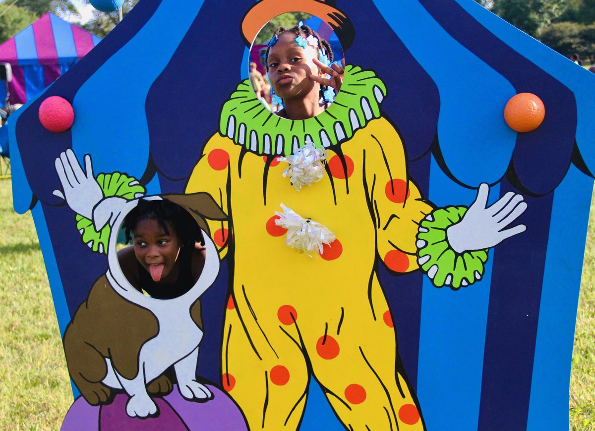 mncircus's tweet photo. 16 years of bringing communities together, raising funds & rebuilding parks. Thx #FosterPark Advisory Council & all the committed volunteers & sponsors. @ChicagoParks @HomeRunInn @PeoplesGasCHI @Xfinity @NEAarts @CHICAGO_ROSA & more! #MidnightCircusInTheParks https://t.co/EDoCcVpKTN