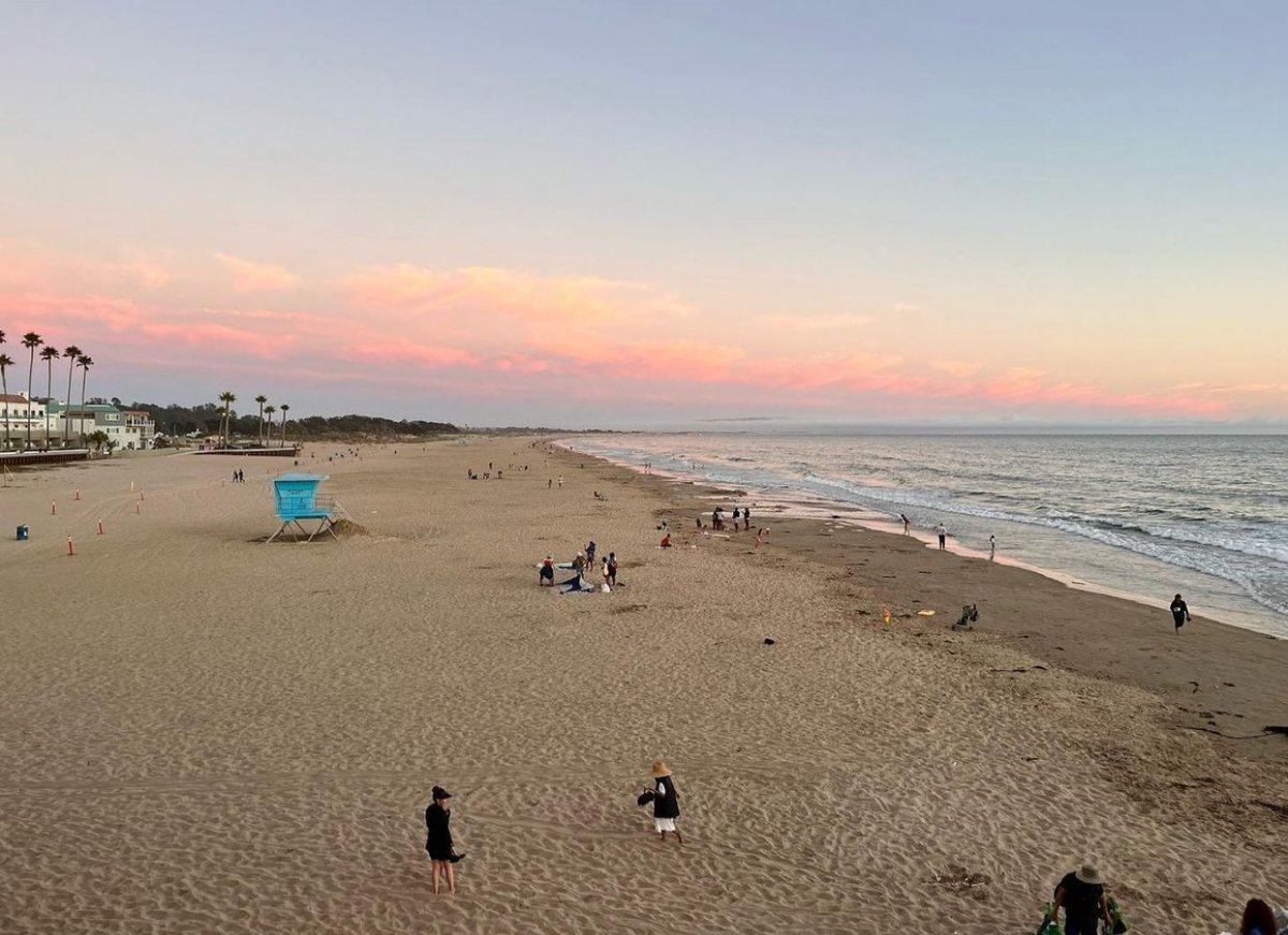 PismoLighthouse's tweet photo. Who doesn't love a vibrant pink sunset?! 💗😍 It's easy to take advantage of nights like these when you stay at #PismoLighthouseSuites. Our hotel provides guests with nearby beach access making it the perfect spot for evening strolls by the shore.

Photo: @caleb_da_mc https://t.co/VerapAricn