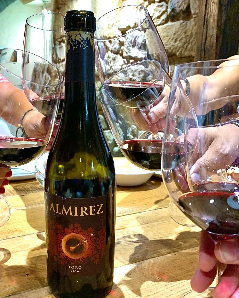 devinoszorita's tweet photo. Último finde de ferias!!🎉
Aprovecha para disfrutar con tu gente y con uno de nuestros vinos imprescindibles para ponerle el mejor punto y final a estos días!🥂
#vino #wine #winelovers #almirez #tesodelamonja #brindis #feriasyfiestassalamanca2022 #devinoszorita
@tapasdospunto0 https://t.co/R08irbAVVV