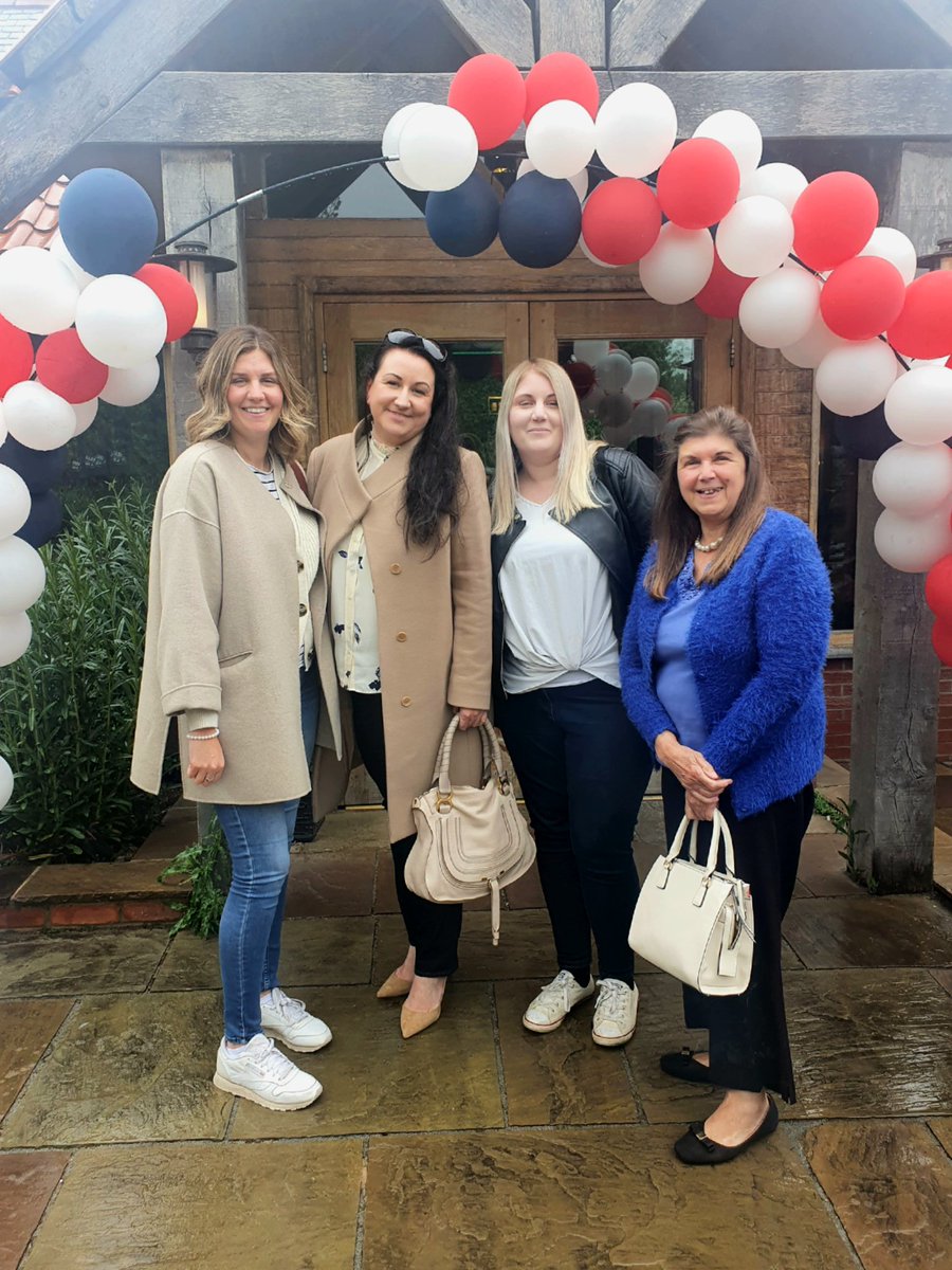 abbiemann1982's tweet photo. Day 6. 

My siblings. 

I'm one of 7. Each of us very different. We don't see each other as much as we should but they are all amazing people who I wouldn't be without. Life was busy in our house. 

#40daysto40 #gratitude https://t.co/VNgvnmVMsZ