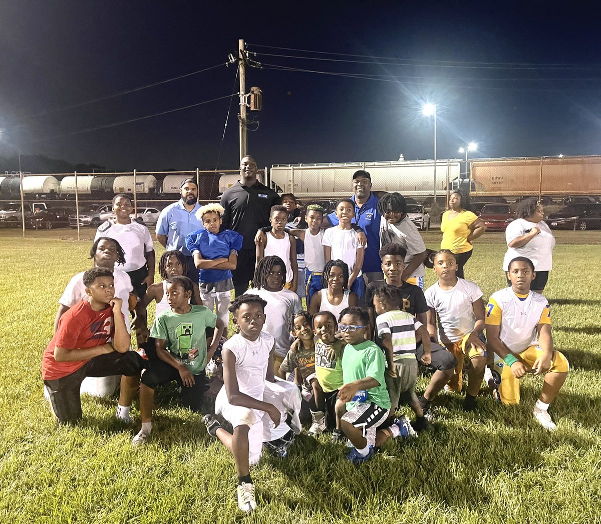 Emeryjones50_'s tweet photo. Yesterday after practice, I enjoyed dropping by the South Baton Rouge Rams practice to speak to the teams as they prepared for their first game of the season on Saturday.
#bebold  #communitypartner #rolemodel #Williams @williamsarchbr https://t.co/J2R1awzcHj