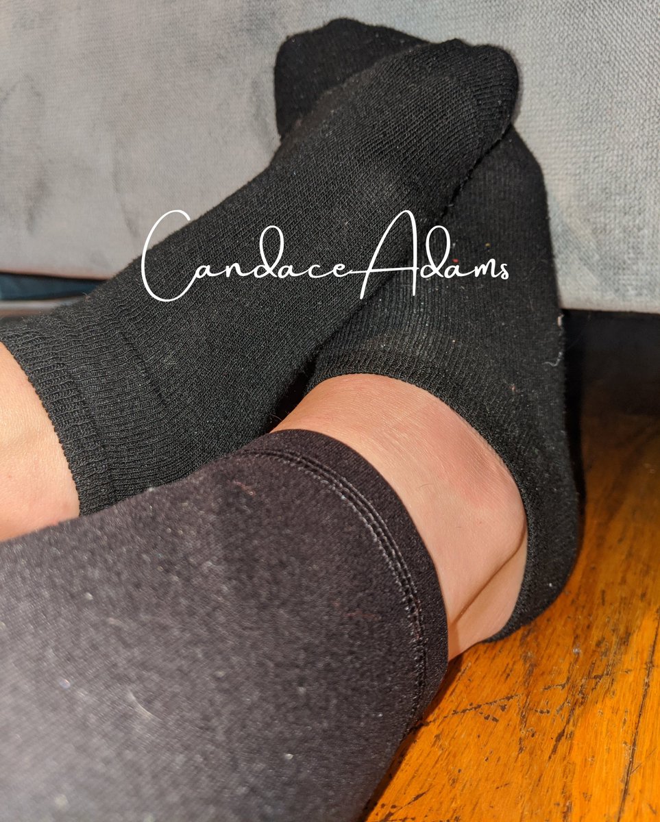 Toesiedumdums's tweet photo. My toesies are always cold 🥶👣

#sockworship #coldtoesies #toesies #feetfethish #coldfeet #feetpicsforsales https://t.co/c4wZ8qp2Rt