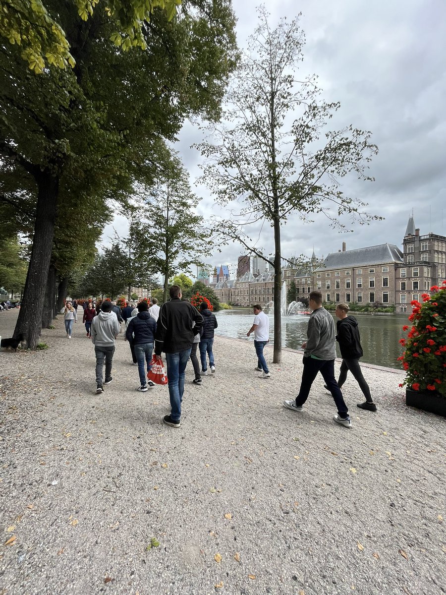Met studenten van Noorderpoort Stadskanaal in Den Haag geweest. De studenten hebben een presentatie gegeven over hun ontworpen veteranenmonument. Deze zal ook daadwerkelijk geplaatst worden. Vervolgens een stadswandeling en een rondleiding in de eerste-kamer gehad.#PRINSJESBURGER