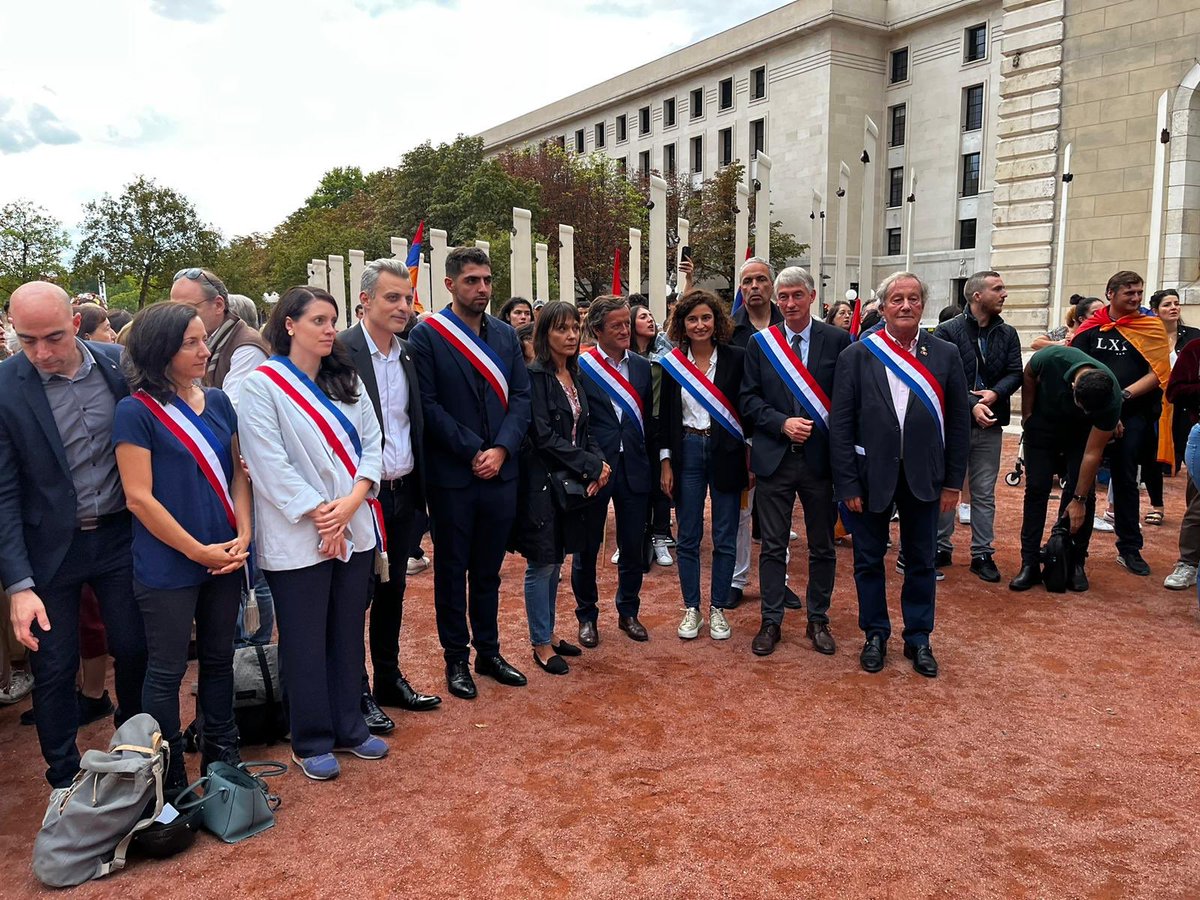 SZdorovtzoff's tweet photo. 🇦🇲🇫🇷 Soutenir l’Arménie aujourd’hui, alors qu’elle est agressée sur son territoire, c’est non seulement être du côté du droit mais aussi de l’histoire. À Lyon, nous avons exprimé, collégialement, notre plein soutien à cette nation, à nos ami.e.s. https://t.co/75UDqnuHyC