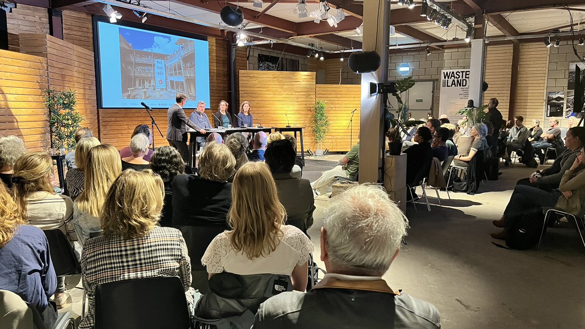 Volop belangstelling voor boeklancering Handboek Wooncooperaties Amsterdam🥂in @newmetropoliszuidoost #zelfbouw #handboek