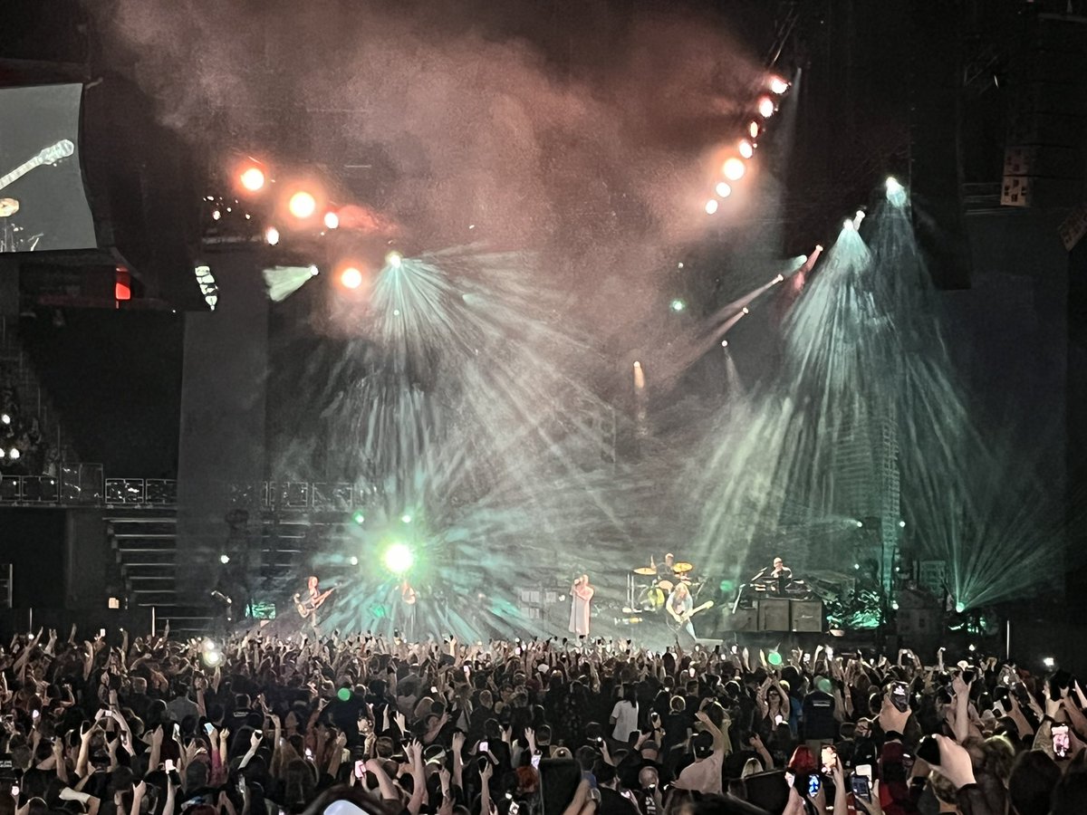 ComingsJace's tweet photo. Pictures from #MCRDETROIT what a fuckin experience man https://t.co/gEz1zw9f5Q
