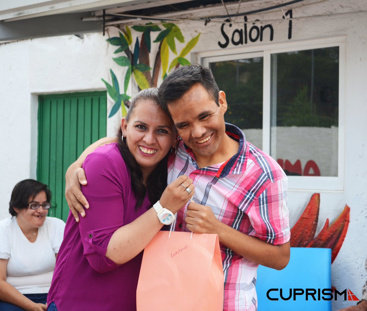 cuprisma's tweet photo. El día de ayer se llevó acabo la inauguración del proyecto "Pintando Sonrisas" en CasaJE para jóvenes especiales, se presentaron los murales, y se hizo la entregaron reconocimientos, y regalos para todos los residentes de la casa además de un show de magia. https://t.co/Ql0UnqdgZN