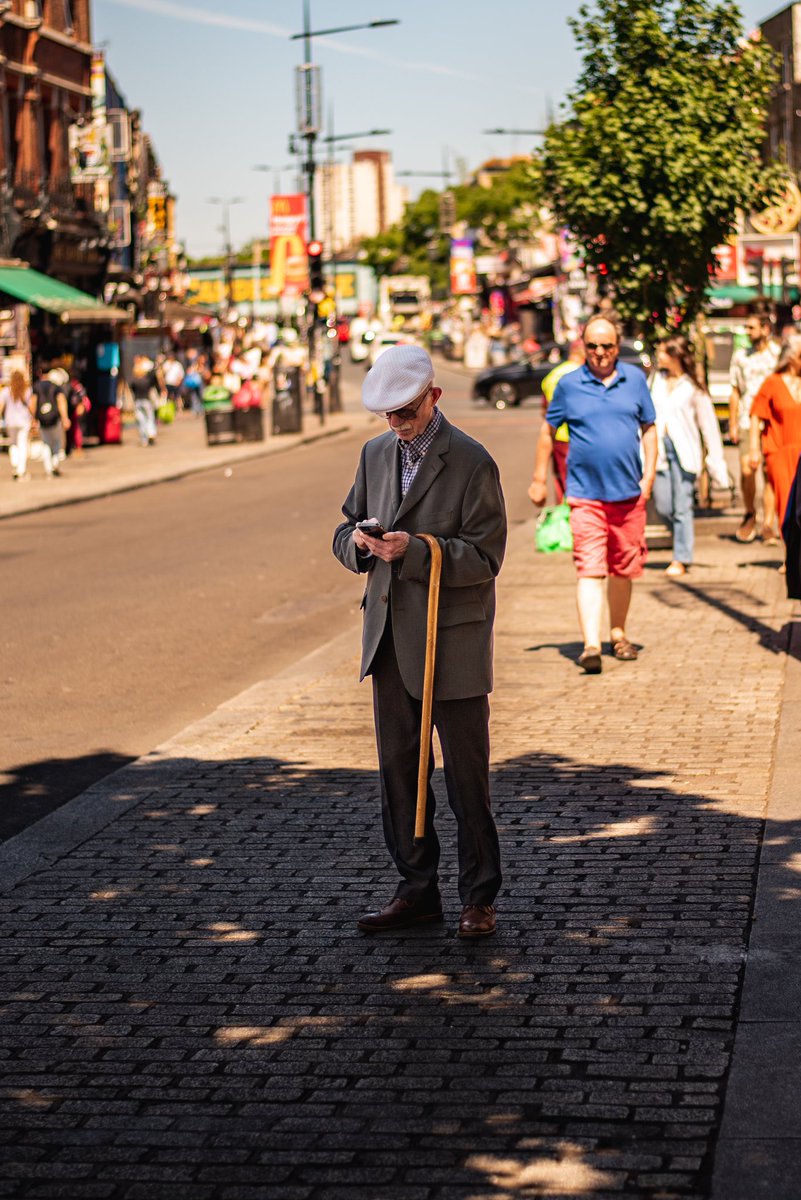 Wolyam_'s tweet photo. J'ai traqué un Grand-Père accro à son phone à Londres visiblement (après avouez il a un style) https://t.co/jbIaHkp7De