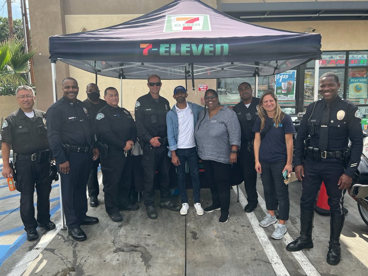 LAPDSoutheast's tweet photo. Captain Green stopped by @LAPDSouthTraff #CoffeWithACop this morning. Community members were able to visit and discuss any traffic related concerns they might have in the area. https://t.co/XGgAT07kW7