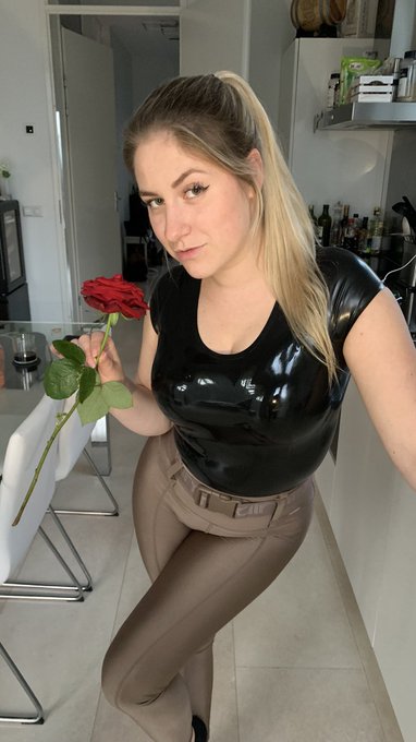 Going LIVE on Twitch in a Bit!😍 https://t.co/bFYGVNr7ba❤️ With @NietBootje ❤️ #Twitter #twitch #twitchaffiliate<a href="/tag/blonde"class="tags"><span>#blonde</span></a><a href="/tag/cosplay"class="tags"><span>#cosplay</span></a><a href="/tag/popular"class="tags"><span>#popular</span></a><a href="/tag/like"class="tags"><span>#like</span></a><a href="/tag/gamergirl"class="tags"><span>#gamergirl</span></a><a href="/tag/twitter"class="tags"><span>#twitter</span></a>