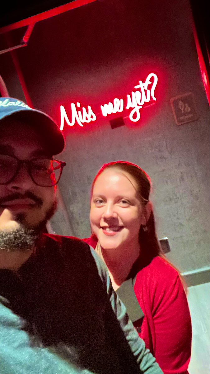 SaulNin95's tweet photo. Always! #MiReyna  🥃 🍷 https://t.co/Pcd33uuSkN