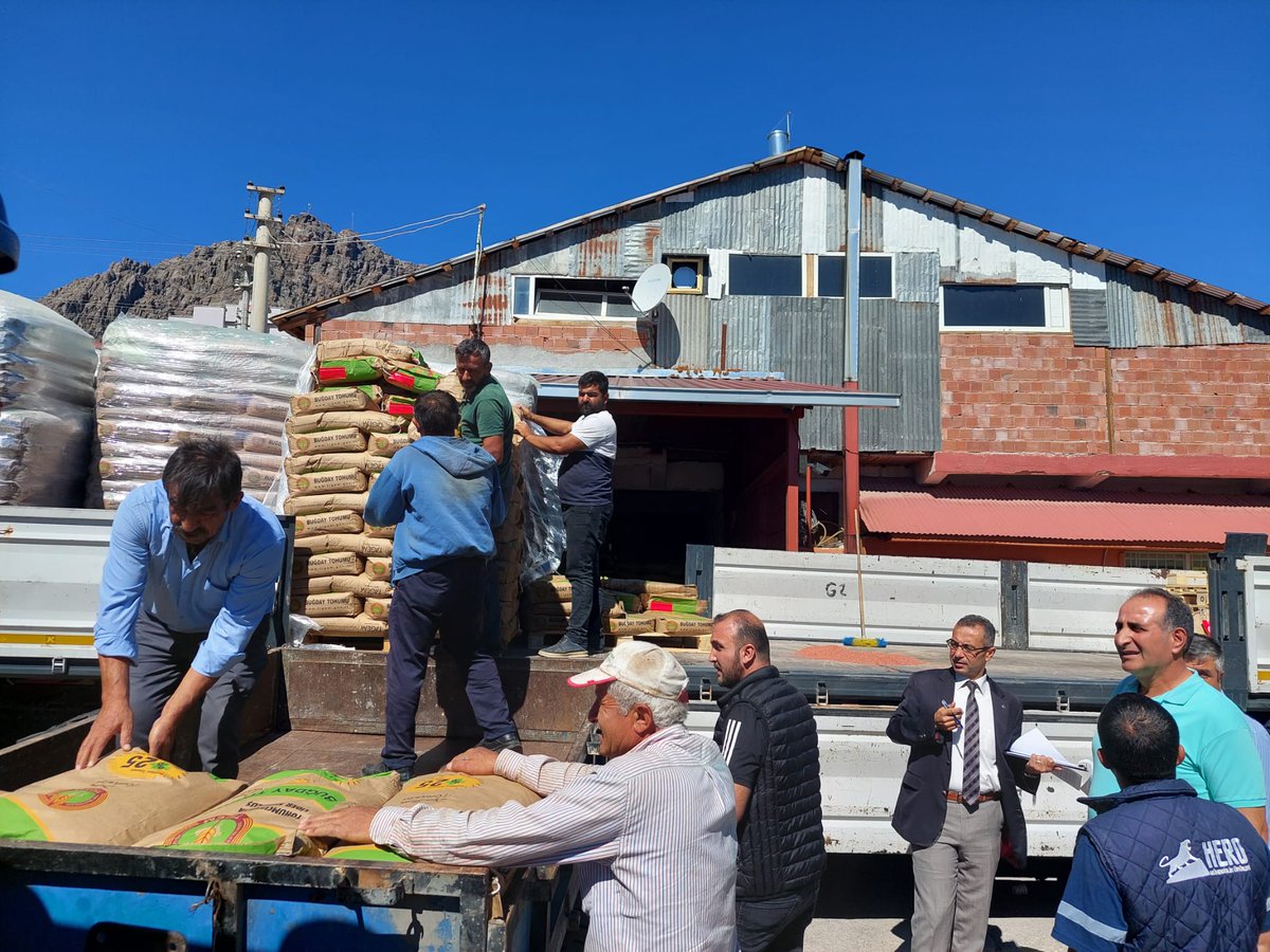 TC_Sebintarim's tweet photo. Bakanlığımız TAKEP Projesi ve Giresun Valiliği hibeleriyle çiftçilerimizi ve akabinde arazilerimizi sertifikalı hububat tohumlukları ile buluşturuyoruz. #Senueretyeter #Şebinkarahisar https://t.co/Q2Kf6bPmJG