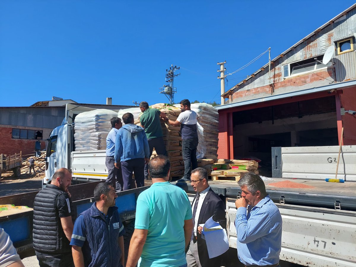 TC_Sebintarim's tweet photo. Bakanlığımız TAKEP Projesi ve Giresun Valiliği hibeleriyle çiftçilerimizi ve akabinde arazilerimizi sertifikalı hububat tohumlukları ile buluşturuyoruz. #Senueretyeter #Şebinkarahisar https://t.co/Q2Kf6bPmJG