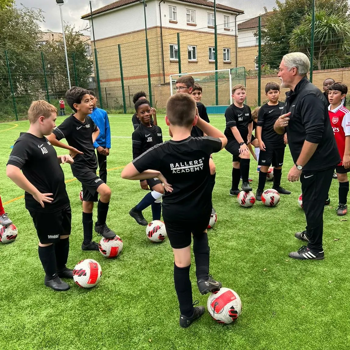 BallersAcademy_'s tweet photo. 𝘽𝘼𝙇𝙇𝙀𝙍𝙎 𝘼𝘾𝘼𝘿𝙀𝙈𝙔 ▪︎ New venue in full flow 🔥🔥 #se16 https://t.co/Qi9ABLz8l7