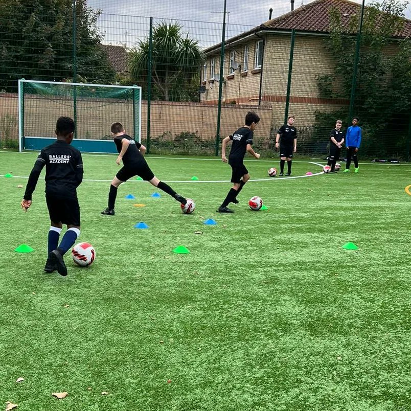 BallersAcademy_'s tweet photo. 𝘽𝘼𝙇𝙇𝙀𝙍𝙎 𝘼𝘾𝘼𝘿𝙀𝙈𝙔 ▪︎ New venue in full flow 🔥🔥 #se16 https://t.co/Qi9ABLz8l7