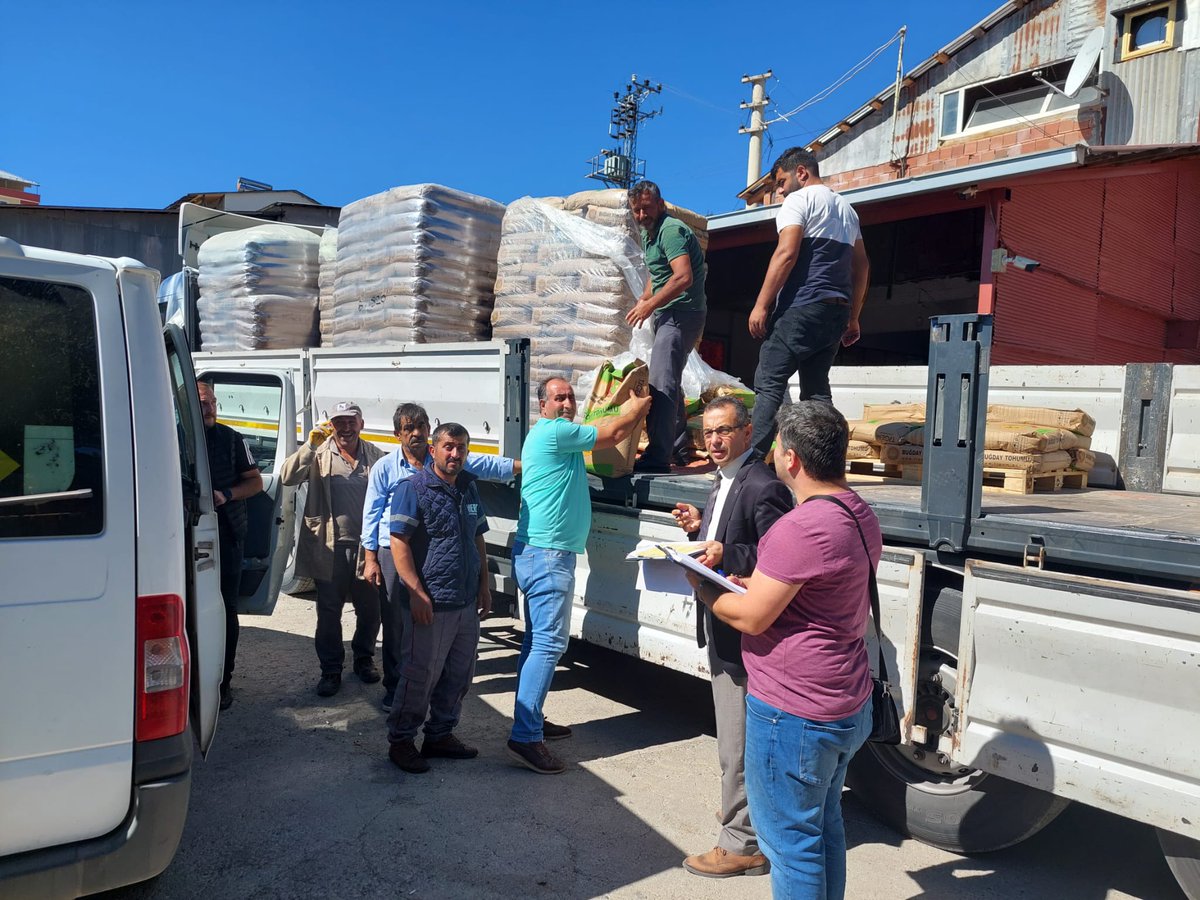 TC_Sebintarim's tweet photo. Bakanlığımız TAKEP Projesi ve Giresun Valiliği hibeleriyle çiftçilerimizi ve akabinde arazilerimizi sertifikalı hububat tohumlukları ile buluşturuyoruz. #Senueretyeter #Şebinkarahisar https://t.co/Q2Kf6bPmJG