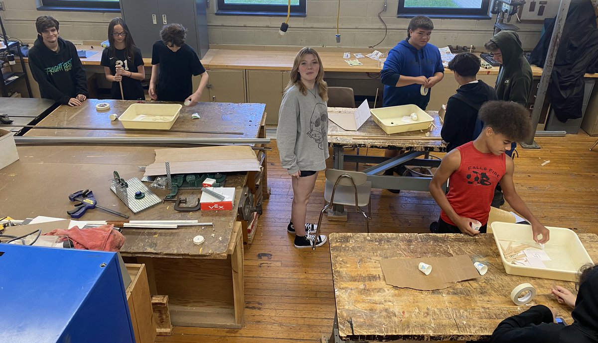 MrsCundari's tweet photo. #trumanengineering fling machine assembly is underway! #pltwied #strong #trumanpride @CoachDiliegro https://t.co/eoVX0o0V2h