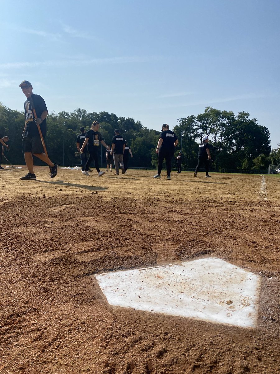 The Pirates know how to celebrate #ClementeDay So many great acts of service going on in our community today to honor The Great One.