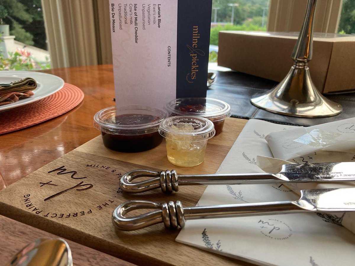 KingsmuirHseBB's tweet image. @KingsmuirHseBB guests enjoying the perfect supper tonight supplied by @milneandpickles #shoplocal #localcheese #localbread #localhoney @SGHBBA @VisitScotNews @TweedGo