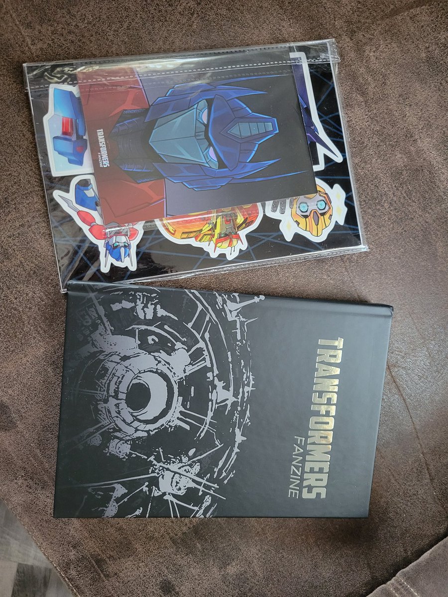 kiyuo_honoo's tweet photo. @TF_zine it arrived! So excited to finally have it. https://t.co/2fe46J5JVx