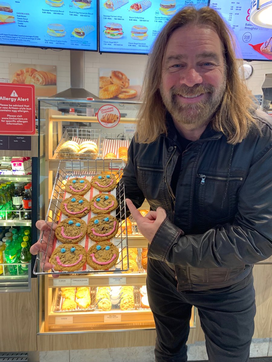 adollaradayfdn's tweet photo. Get ready 🍪...Smile Cookies are soon to be back at your local Tim Hortons! 

Smile bright with Alan, pictured here at Tim Hortons in Calgary! Purchase a #SmileCookie from September 19-25, with all proceeds going towards local charity.

#DollarADay #TimHortons https://t.co/60vrocIyBh