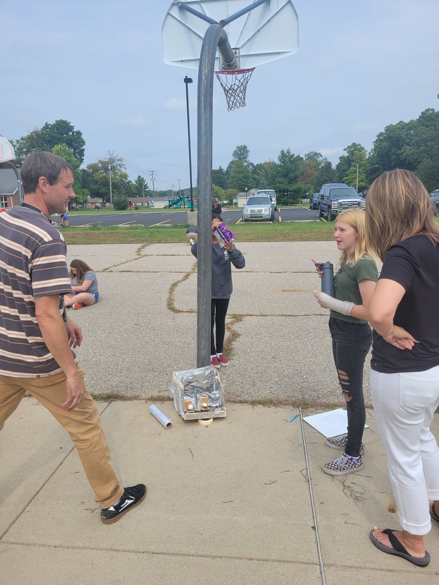 HespPrincipal's tweet photo. Pretty cool experiment coming from Mr. Postema's science class today. Solar ovens making smores was a big hit with the kids. https://t.co/Ktnwk46Qj2