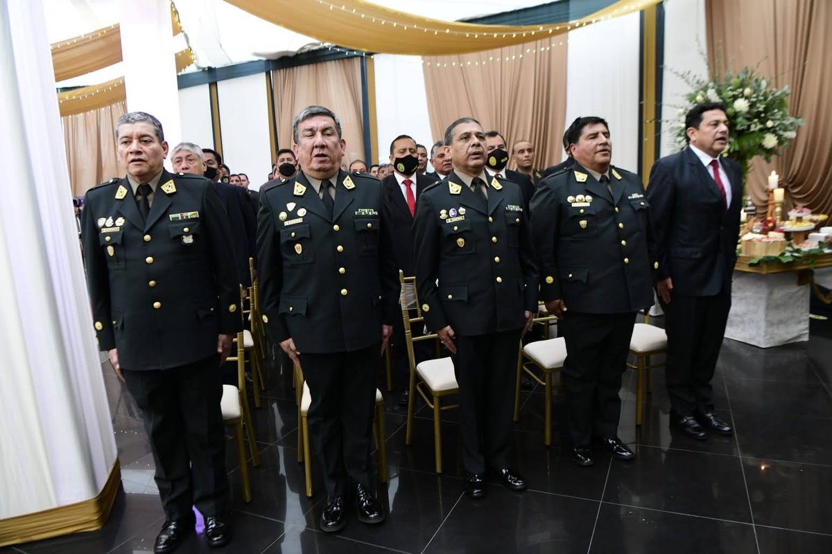 MininterPeru's tweet photo. ¡Comprometidos con investigar y combatir la delincuencia común y el crimen organizado!
🔴 #AHORA | Se lleva a cabo la ceremonia por el 74.° aniversario de creación de la División de Investigación de Robos (#Divinrob) de la Dirincri de la @PoliciaPeru. https://t.co/7hRQFvb85D