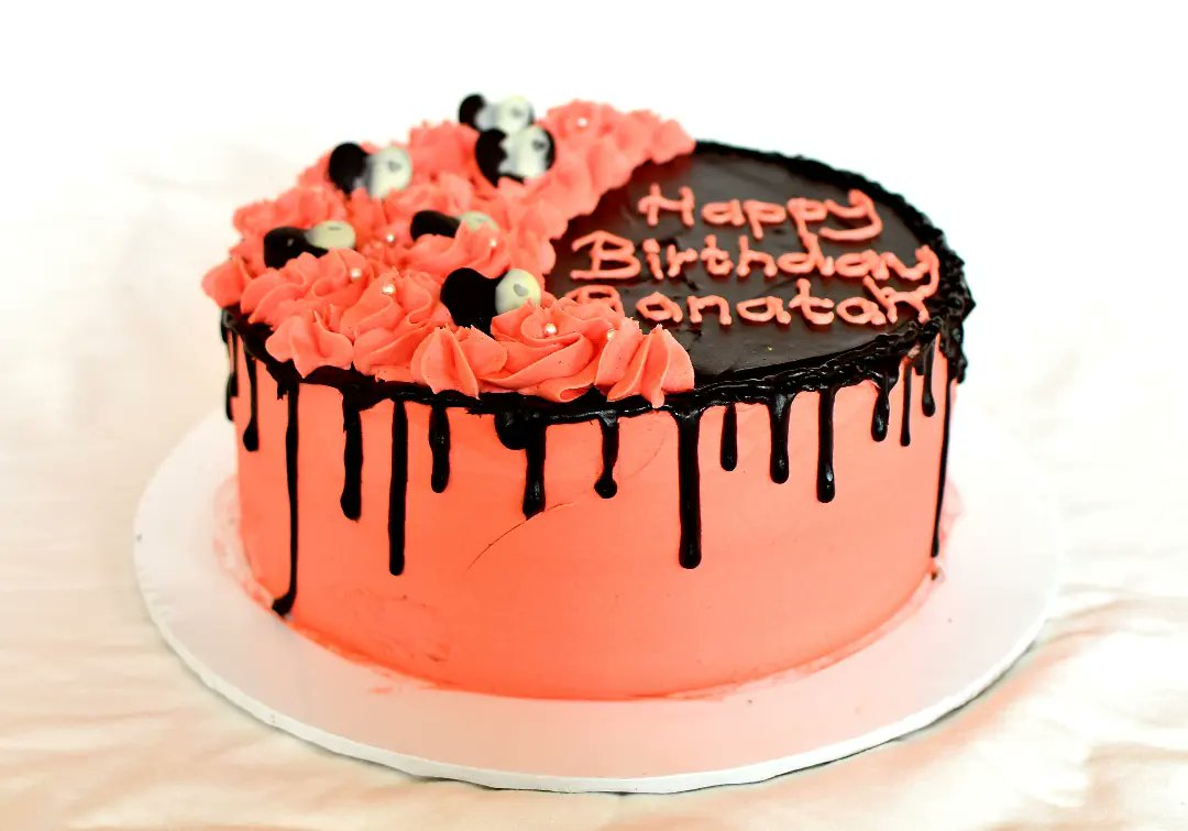 leas_bakery's tweet photo. Buttercream cake❤
9 inches with chocolate dripping.

#cake #uganda #birthdaycake https://t.co/UihfBYtXO3