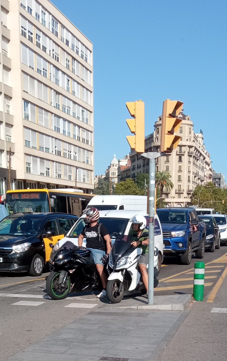 _txetxo's tweet photo. El nivell d'ansietat per aconseguir la pole position als semàfors de la ciutat, és tan elevat que porta a alguns motoristes a sortir desde la illeta central del Paral•lel.
I si, ha arribat circulant en contradicció pel carril contrari. Una pràctica habitual en aquest punt. https://t.co/Twdduc6NjT