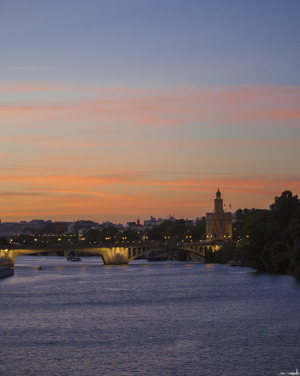 JoseCampanaF's tweet photo. Los atardeceres tienen algo mágico que nos atrapa y que nos obliga a detener todo lo que estamos haciendo.

#SueñaSevilla #SevillaHoy https://t.co/owXuxupEvo