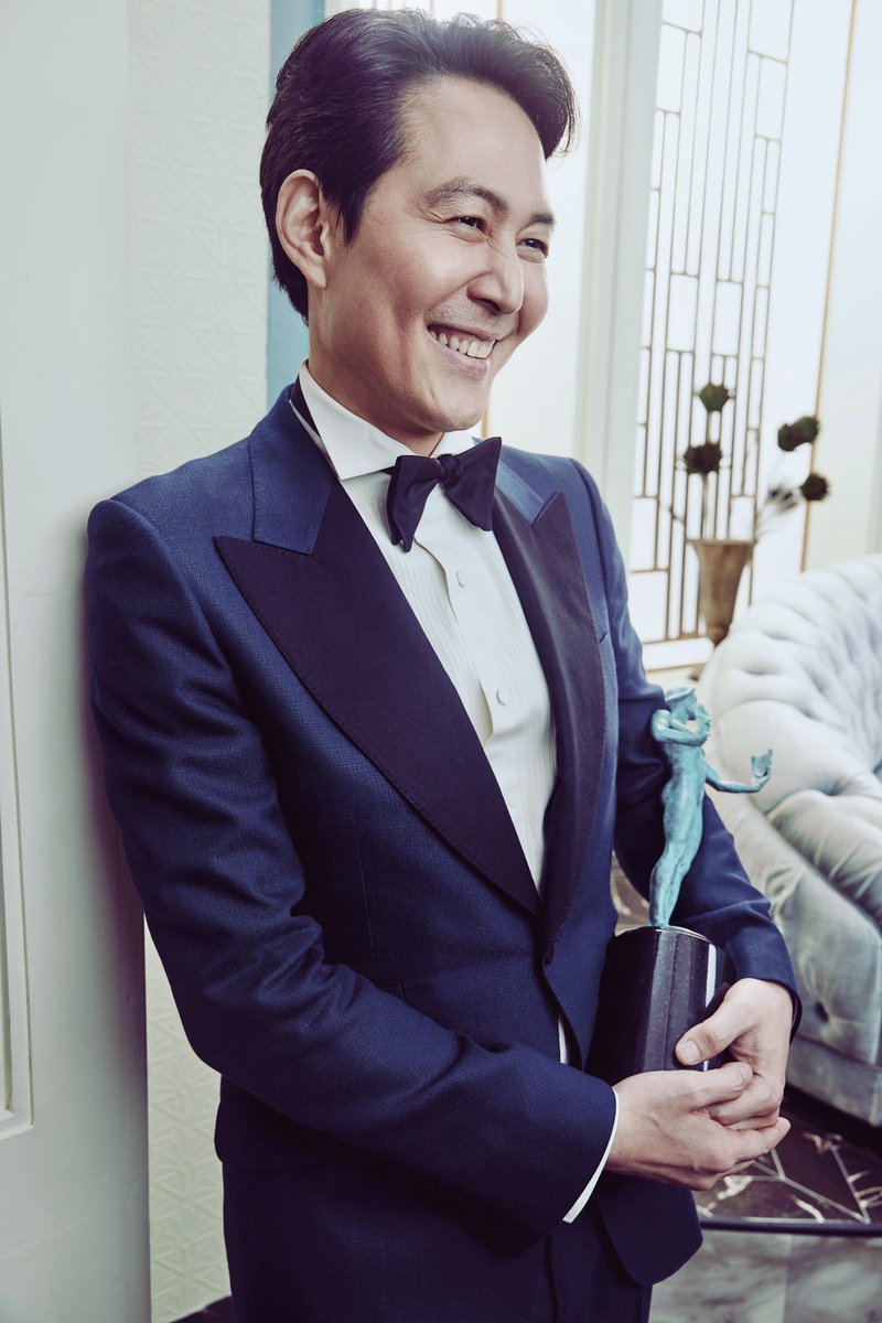 theactorawards's tweet photo. Congratulations to all of this year's #Emmy winners! 👏

Fun fact: they also won a #SAGAward 🏆

📸 @shutterstocknow 

#leejungjae #succession #tedlasso #michaelkeaton #hacks #jeansmart #jasonsudeikis #squidgame #emmys2022 https://t.co/Lu16vTDmvn