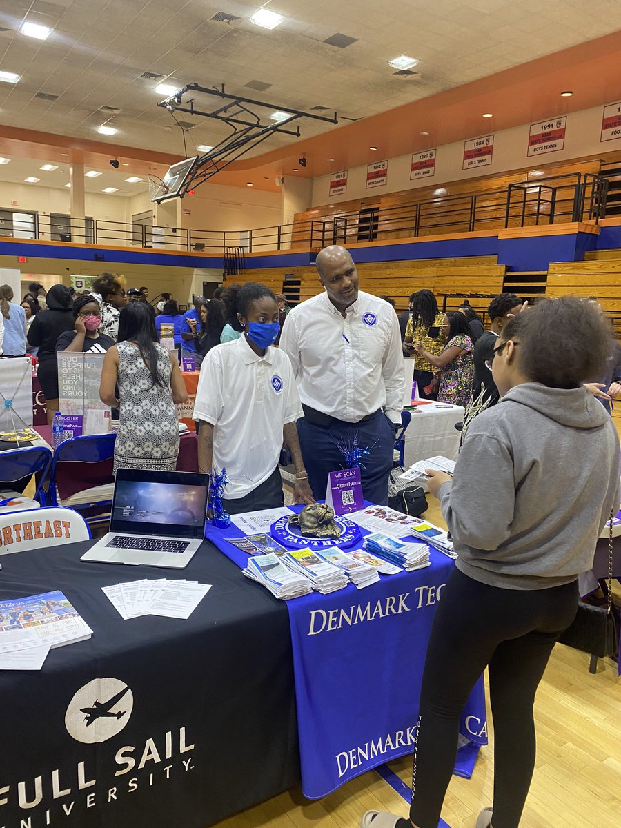 What an amazing and beneficial College Fair for our Jr’s & Sr’s here @RNECavaliers!! Amazing job @RNECollegeCtr !! My students came back to class excited about their FUTURE!!! #PremiereCavaliers #CollegeFair #RNE …I wish I had this experience in HS 🙏🏽 … a true blessing!