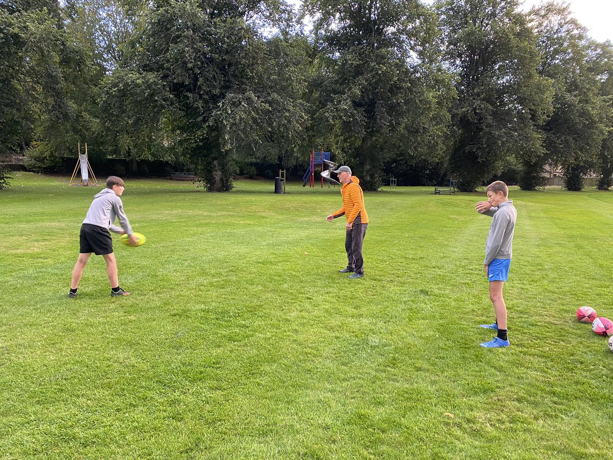 SRFCdevelopment's tweet image. Great to have tonight, @coach_dougc Doug Crawford from @Sthrn_Knights explaining his new post with @quarriers also ex Grand Slam @Scotlandteam 9 Gordon Hunter working with our 4 of our scrum halfs 👍🏉