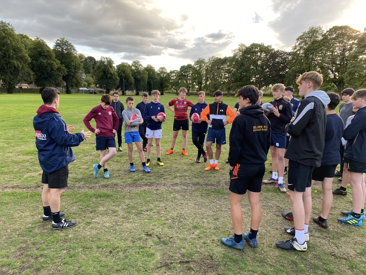 SRFCdevelopment's tweet image. Great to have tonight, @coach_dougc Doug Crawford from @Sthrn_Knights explaining his new post with @quarriers also ex Grand Slam @Scotlandteam 9 Gordon Hunter working with our 4 of our scrum halfs 👍🏉