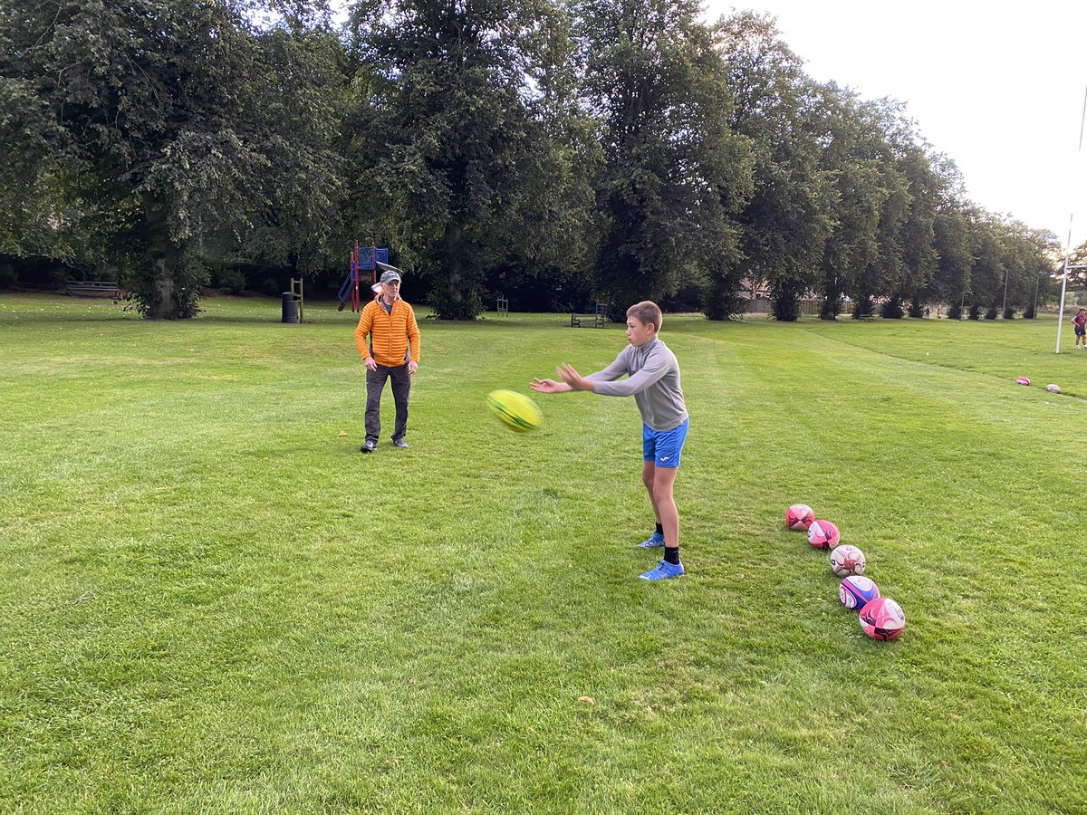 SRFCdevelopment's tweet image. Great to have tonight, @coach_dougc Doug Crawford from @Sthrn_Knights explaining his new post with @quarriers also ex Grand Slam @Scotlandteam 9 Gordon Hunter working with our 4 of our scrum halfs 👍🏉