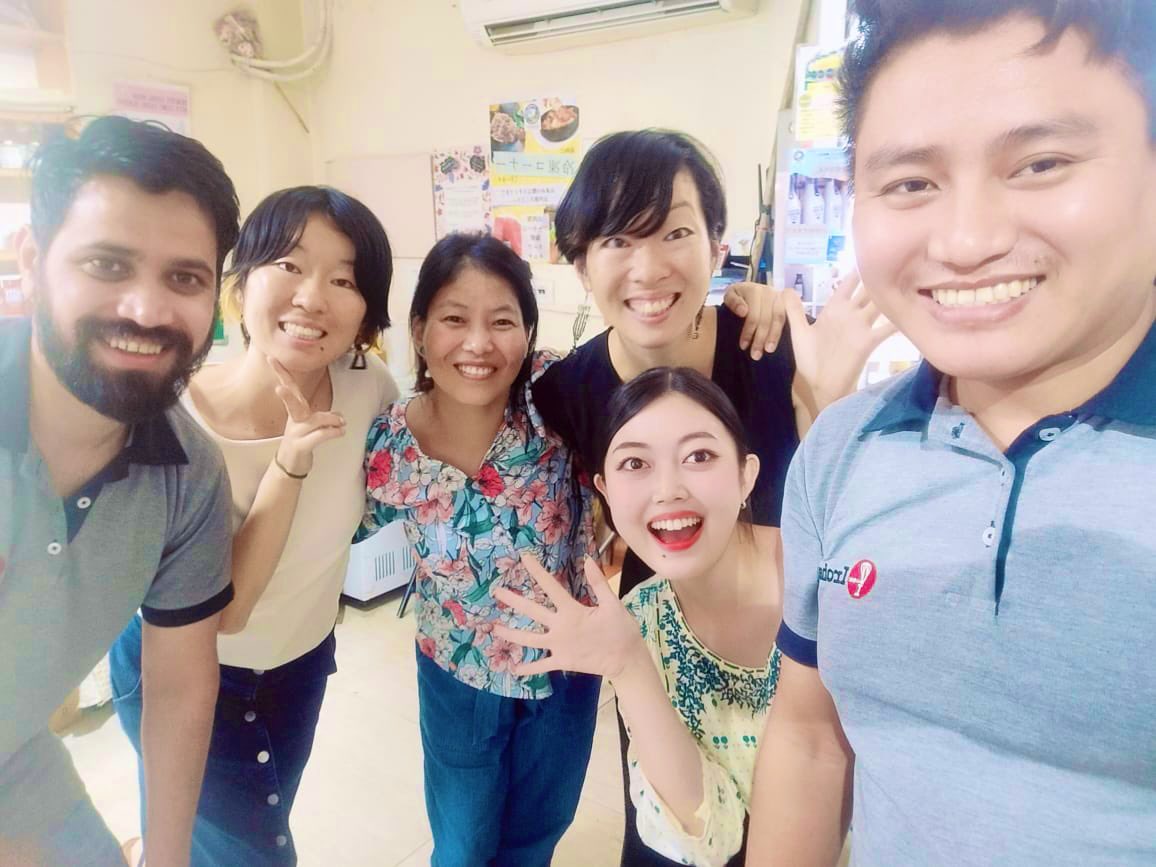 maihatta's tweet photo. 4年間共に歩んできたイロハさんとの店舗最終日。特にロックダウン中は共に休まず営業し苦難を一緒に乗り越えてきた。これからは別の場所でお互い新しいステージ。イロハのスタッフもいい子ばかりでたくさん助けてくれた!閉店時に残ってたみんなで記念撮影😊#hasorastory #hasora https://t.co/yZpdHd69AA