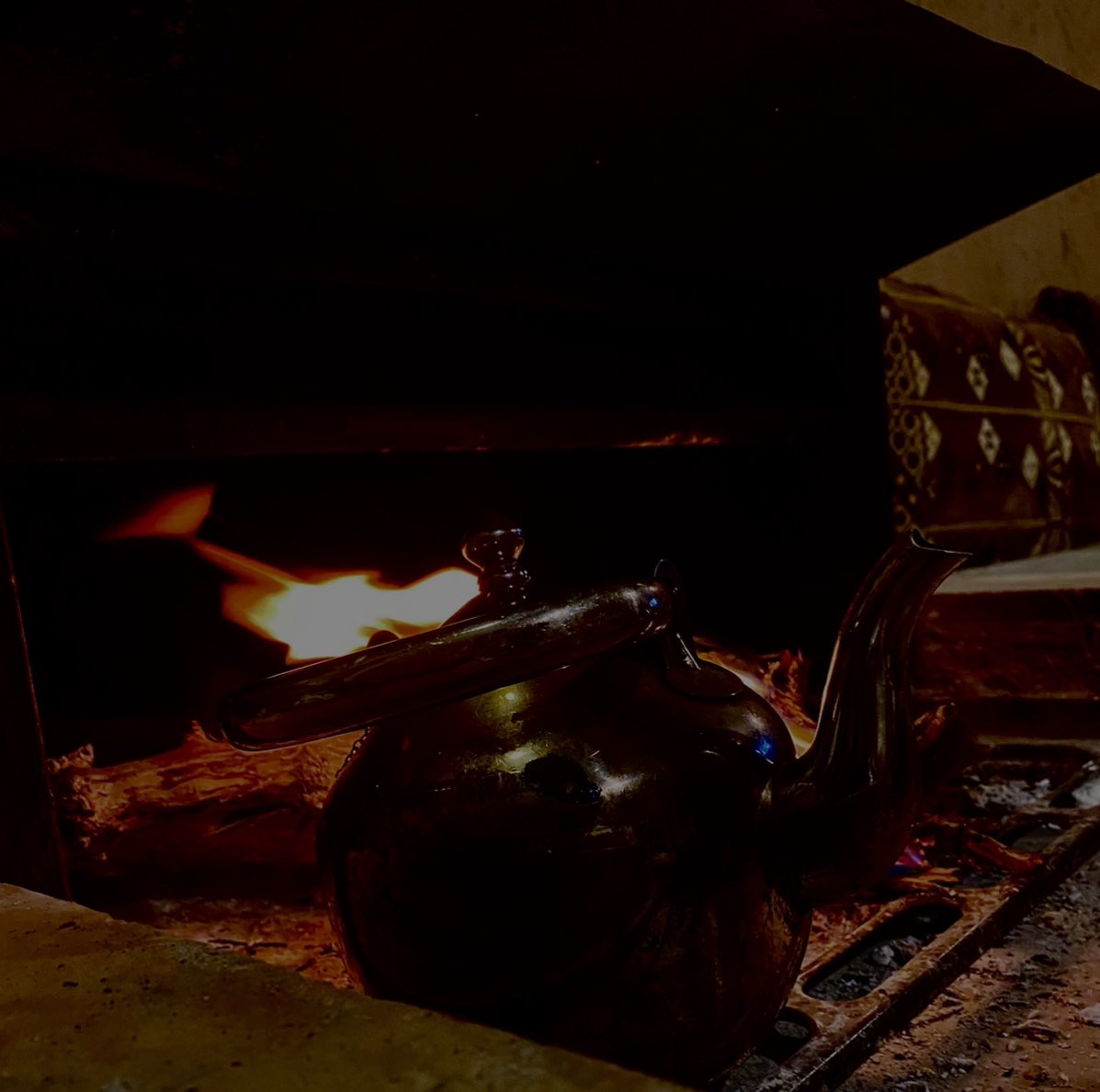 شبيت ناري في فضى الليل العتيم
انا واحاسيسي واشواقي سوى

ماهوب دافع برد والله العظيم
لكن علاج الضيق ملعون الثوى