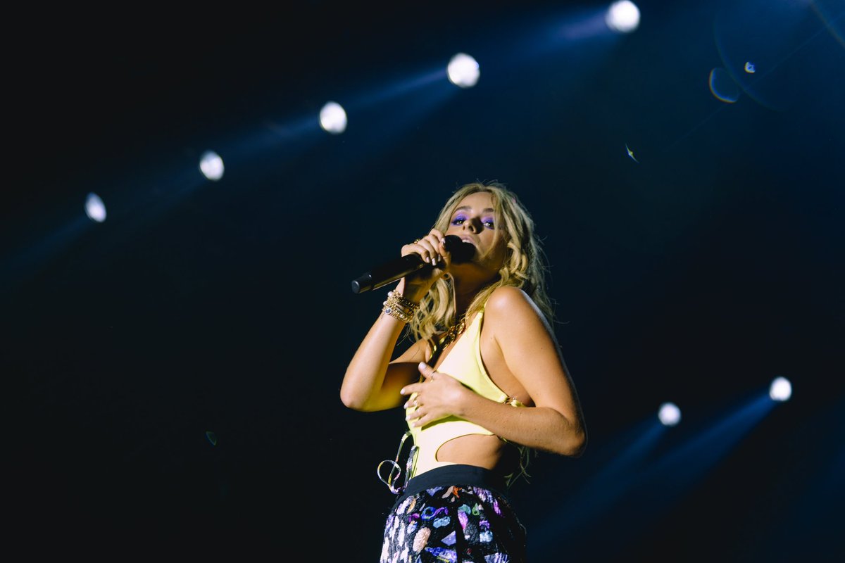 carbonvivo's tweet photo. ya me hacía falta hacer fotos en conciertos la verdad https://t.co/pLntVIW6d1
