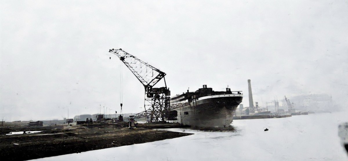 A less well known photo of RMS Titanic during her fitting out, circa September 1911. Here, work underway in on Deck B windows. #Titanic
