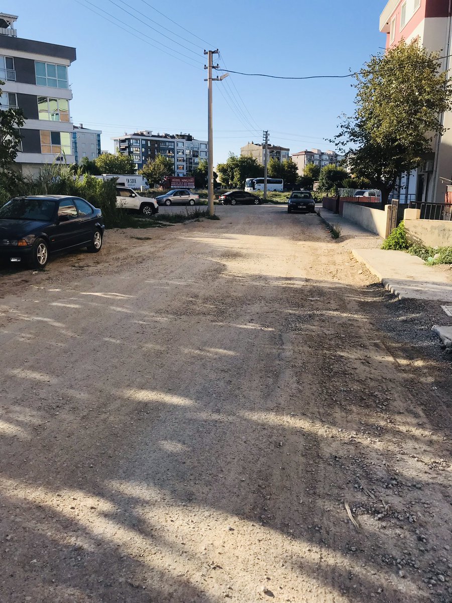 17ENES37's tweet photo. Sayın başkanım @BSKulgurgokhan ve @ckalebelediye’si Barbaros mahallesi Sedef sokağın bir kısmında alt yapı çalışması yapıldı. Yaz boyunca toz içinde kaldık ve bu durum hala devam ediyor, Çanakkale’nin merkezinde toz içinde kalmaktan bıktık. Sorunu acilen çözmenizi rica ediyorum. https://t.co/mbOrGjp2KV