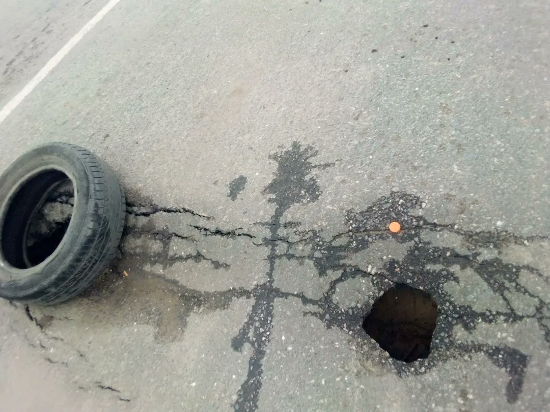 MyGbagada's tweet photo. Dear His Excellency Mr @jidesanwoolu, this is the the part of tye bridge commissioned December 2021. 

As seen, it is caving. Every vehicle  now uses one side which puts pressure on the other distressed part. Anytime from now, the road will be useless to vehicular movement. https://t.co/QfMHTbxqek
