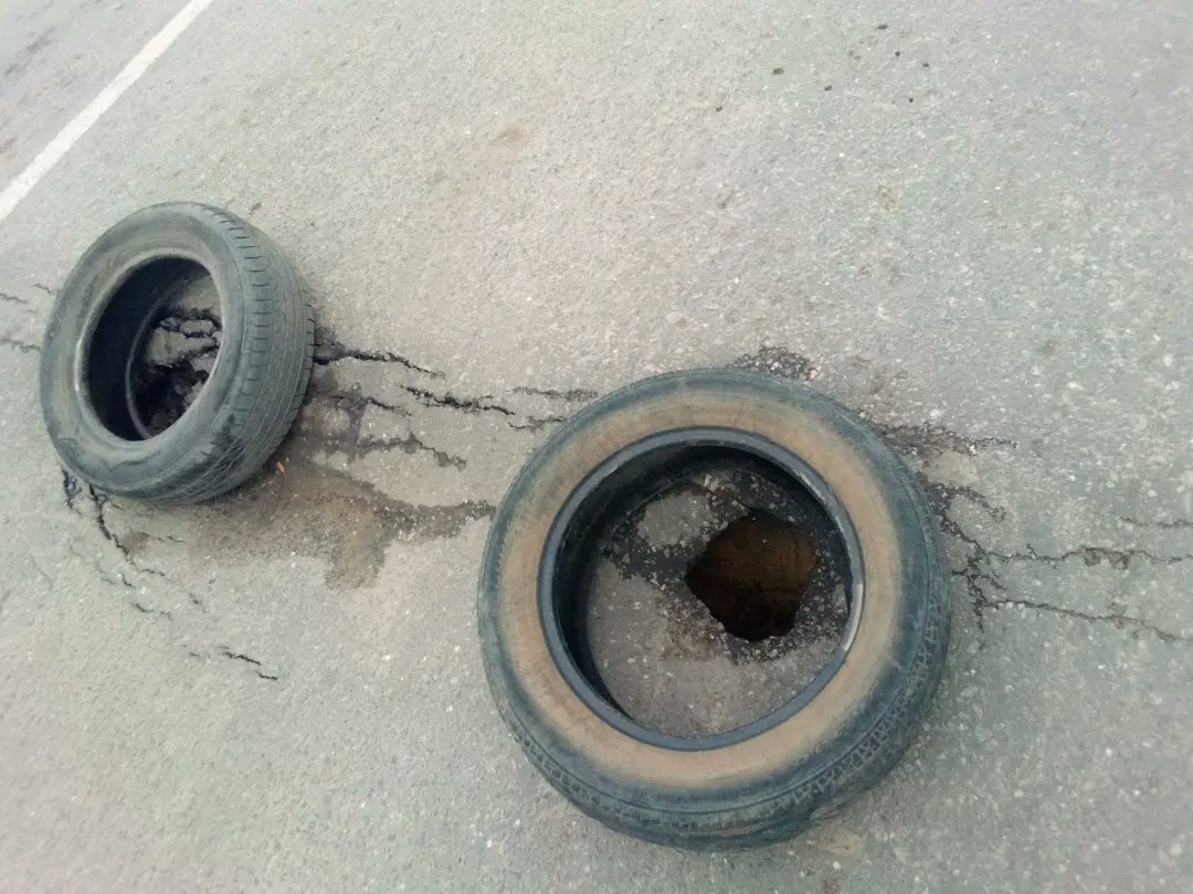 MyGbagada's tweet photo. Dear His Excellency Mr @jidesanwoolu, this is the the part of tye bridge commissioned December 2021. 

As seen, it is caving. Every vehicle  now uses one side which puts pressure on the other distressed part. Anytime from now, the road will be useless to vehicular movement. https://t.co/QfMHTbxqek