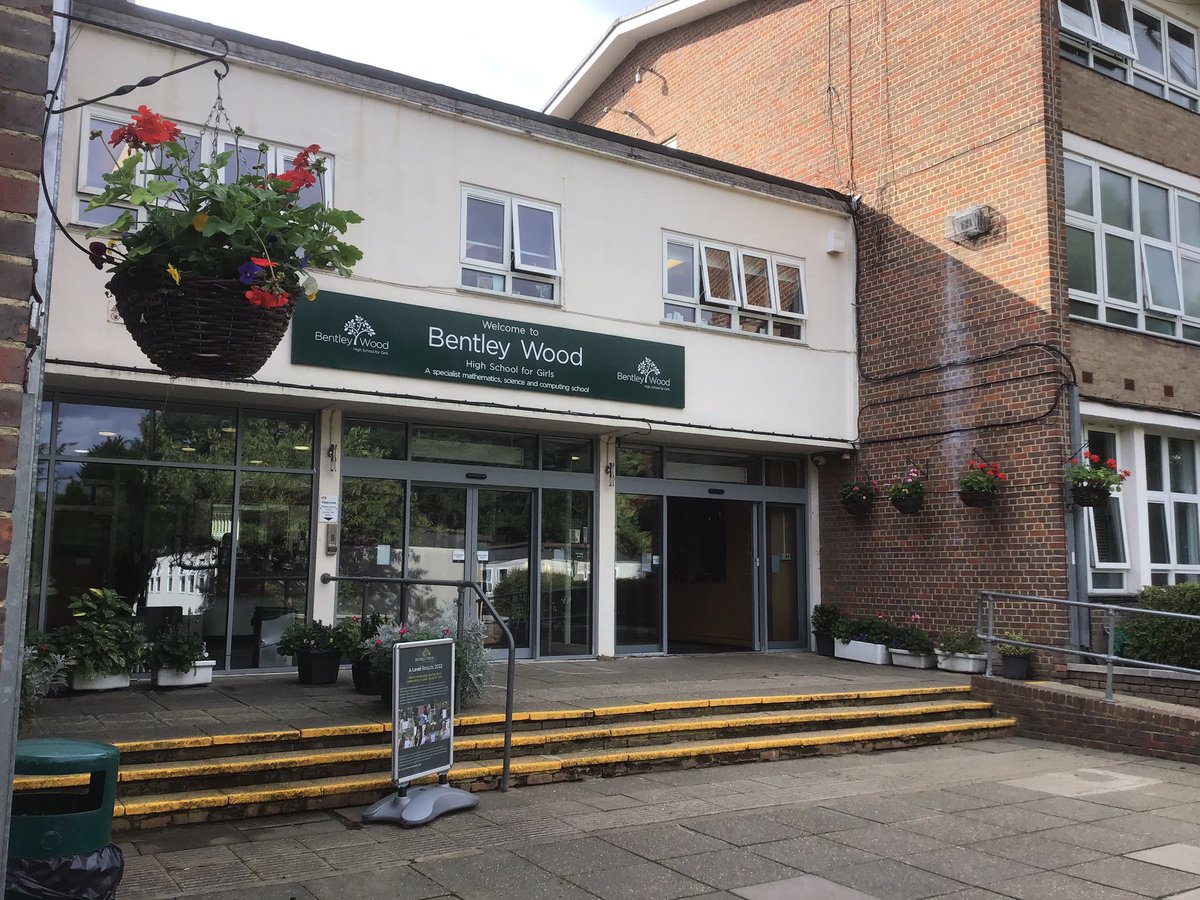 BentleyWoodSch's tweet photo. We are ready to show prospective students and their parents around our wonderful school this evening. The Headteacher’s speech is taking place at 7pm and 7:45pm. We look forward to seeing you there! #harrow #OpenEvening https://t.co/ewqNmBxqJu